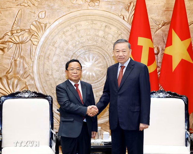 Top leader reaffirms Viet Nam's unwavering support for Laos' development- Ảnh 1. Top leader reaffirms Viet Nam's unwavering support for Laos' development- Ảnh 1.