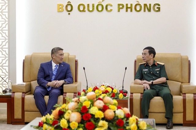 General Phan Van Giang receives U.S. Acting Secretary of the Navy Hung Cao- Ảnh 1.