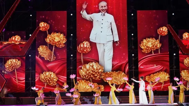 Ho Chi Minh City to sets off fireworks to celebrate 50th founding anniversary - Ảnh 1. Ho Chi Minh City to sets off fireworks to celebrate 50th founding anniversary - Ảnh 1.