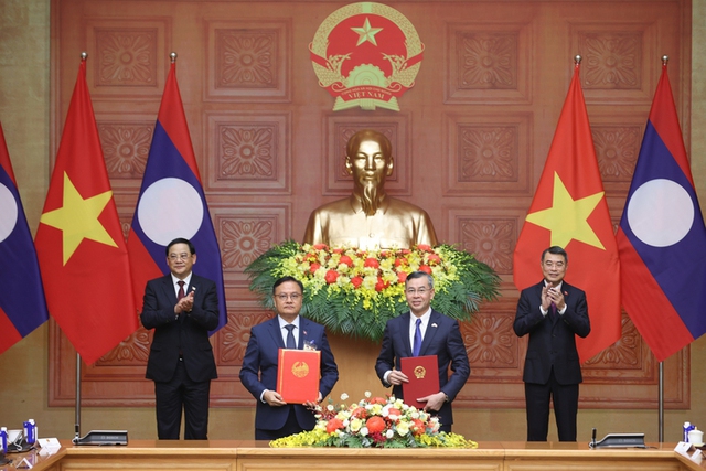Viet Nam, Laos sign four cooperation agreements- Ảnh 1. Viet Nam, Laos sign four cooperation agreements- Ảnh 1.