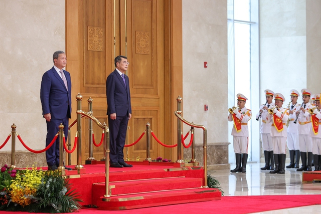 Cambodian Prime Minster Hun Manet accorded official welcome ceremony in Ha Noi- Ảnh 1. Cambodian Prime Minster Hun Manet accorded official welcome ceremony in Ha Noi- Ảnh 1.