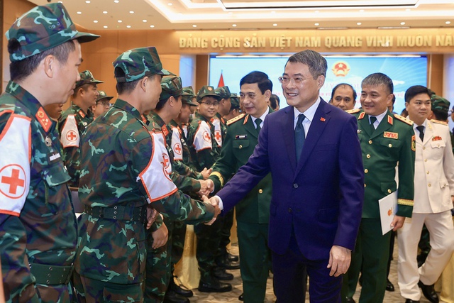 Prime Minister honors Vietnamese rescue team returning from Venezuela - Ảnh 1. Prime Minister honors Vietnamese rescue team returning from Venezuela - Ảnh 1.