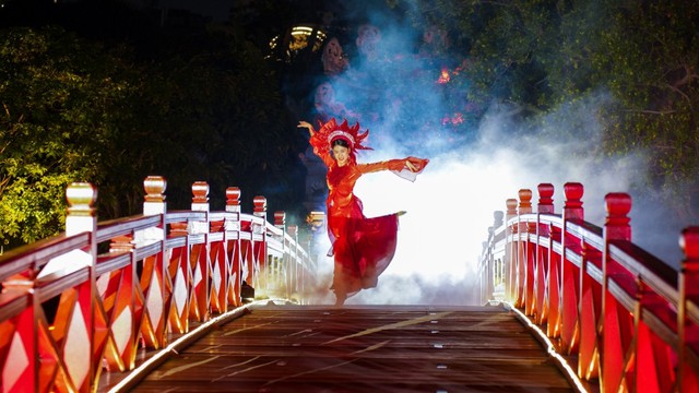 The "Ngọc Sơn - Đêm Huyền Bí" (Ngoc Son - Mysterious Night) tour is a 30 to 60-minute evening experience at Hanoi's Ngoc Son Templ