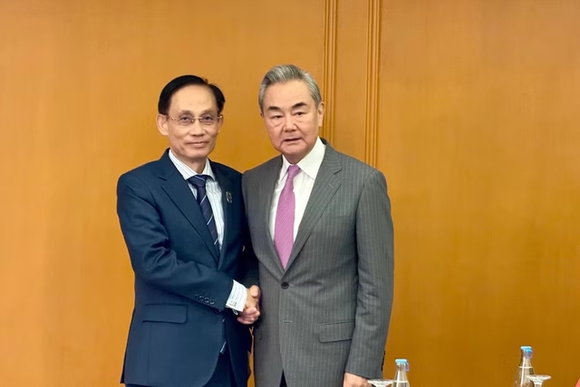 Vietnamese Foreign Minister meets with Chinese counterpart in Manila- Ảnh 1. Vietnamese Foreign Minister meets with Chinese counterpart in Manila- Ảnh 1.