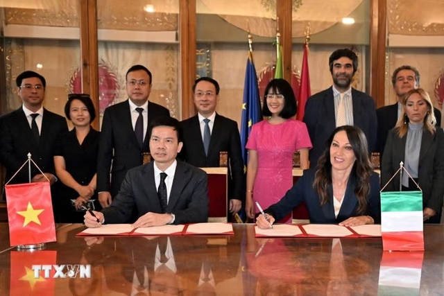 Ha Noi, Rome sign Joint Declaration to promote substantive cooperation- Ảnh 1.