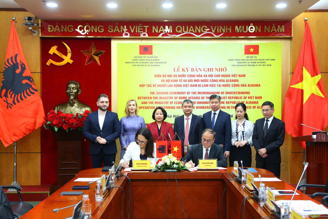 Viet Nam, Albania sign MoU on labor cooperation - Ảnh 1.