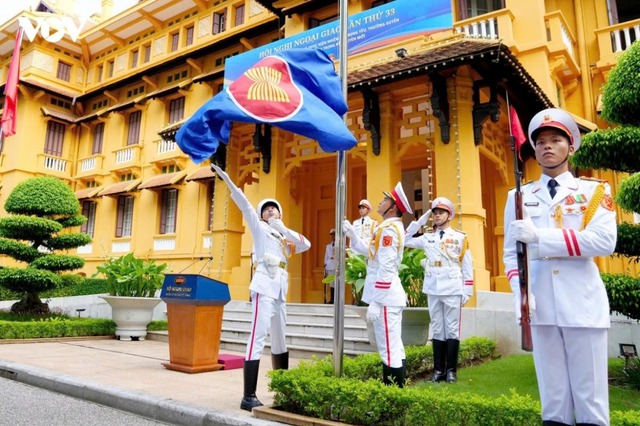 Flag-raising ceremony marks ASEAN's 59th founding anniversary- Ảnh 1.