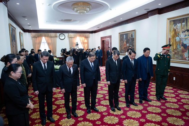Vietnamese leaders pay respects to President of Lao National Assembly- Ảnh 2.