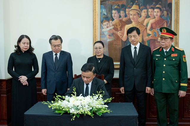 Vietnamese leaders pay respects to President of Lao National Assembly- Ảnh 1.