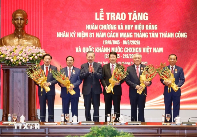Top leader presents Ho Chi Minh Order to five former Politburo members- Ảnh 1.
