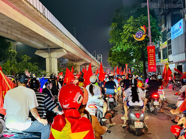 Fans flock to streets to celebrate Viet Nam’s fourth ASEAN Cup title- Ảnh 1.