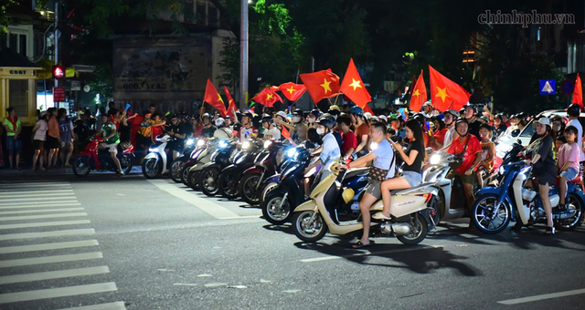 Fans flock to streets to celebrate Viet Nam’s fourth ASEAN Cup title- Ảnh 5.