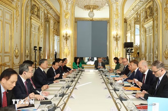 Top leader holds talks with French President Macron in Paris - Ảnh 2.