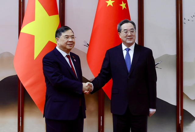 Standing Deputy Prime Minister Pham Gia Tuc holds talks with Chinese Vice Premier Ding Xuexiang- Ảnh 1.