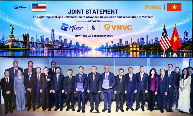 To Lam witnesses Pfizer and VNVC exchange cooperation documents to strengthen Viet Nam's preventive healthcare capacity- Ảnh 1.