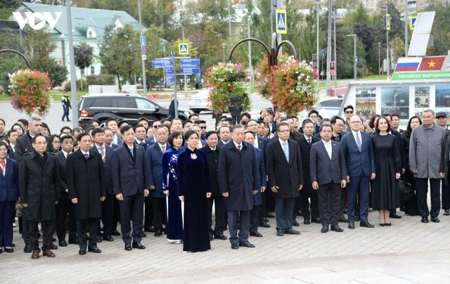 Party chief pays floral tribute to President Ho Chi Minh in Russia- Ảnh 4.