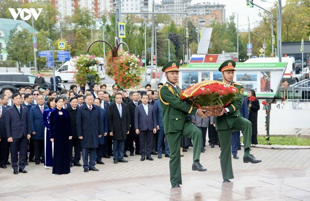 Party chief pays floral tribute to President Ho Chi Minh in Russia- Ảnh 1.