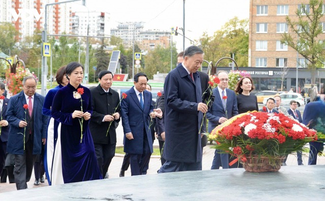 Party chief pays floral tribute to President Ho Chi Minh in Russia- Ảnh 2.