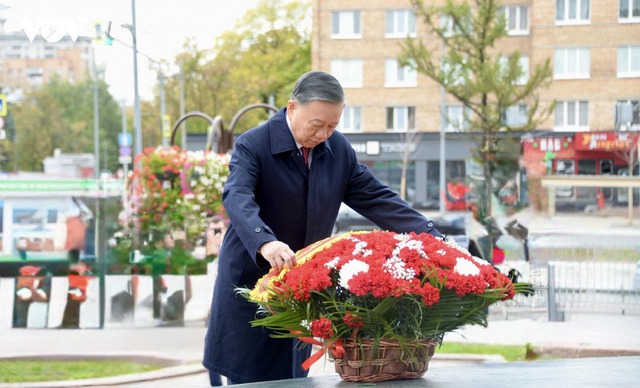 Party chief pays floral tribute to President Ho Chi Minh in Russia- Ảnh 3.