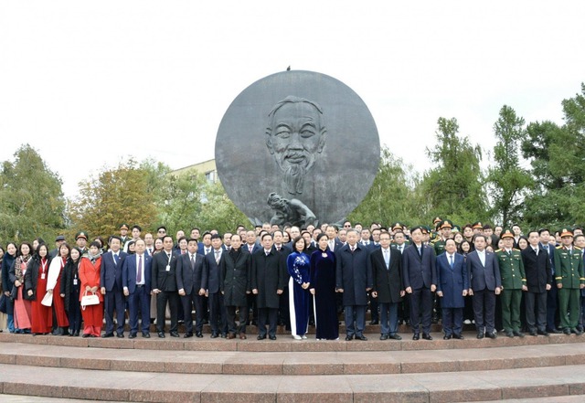 Party chief pays floral tribute to President Ho Chi Minh in Russia- Ảnh 5.
