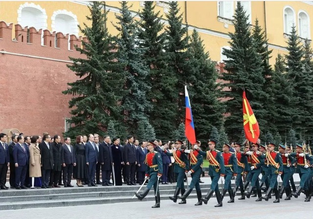 Party chief pays floral tribute to President Ho Chi Minh in Russia- Ảnh 7.