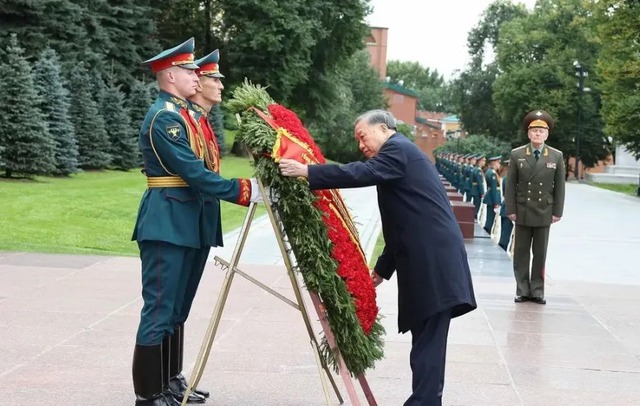 Party chief pays floral tribute to President Ho Chi Minh in Russia- Ảnh 6.