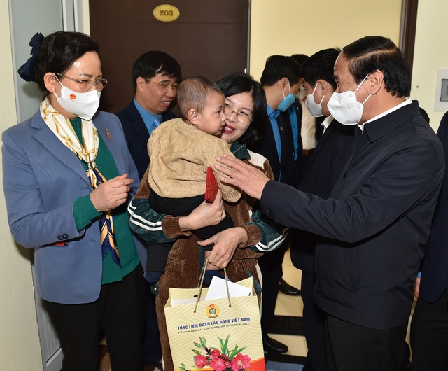 Phó Thủ tướng Lê Văn Thành tặng quà Tết cho công nhân lao động, gia đình chính sách  - Ảnh 4.
