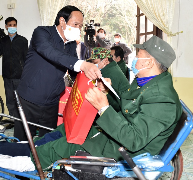 Phó Thủ tướng Lê Văn Thành tặng quà Tết cho công nhân lao động, gia đình chính sách  - Ảnh 5.