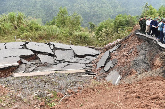 Chùm ảnh: Phó Thủ tướng Lê Văn Thành kiểm tra công tác khắc phục hậu quả mưa lũ tại miền Trung - Ảnh 2.