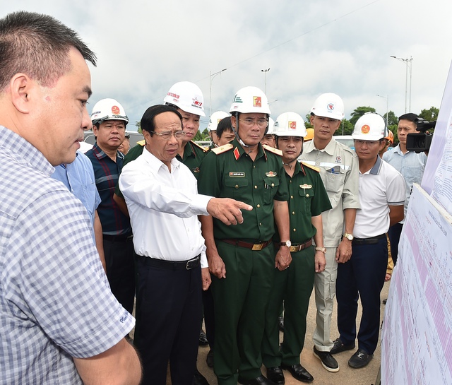 Phó Thủ tướng Lê Văn Thành kiểm tra thực địa các tuyến cao tốc sẽ thông xe trong năm 2022 - Ảnh 7.