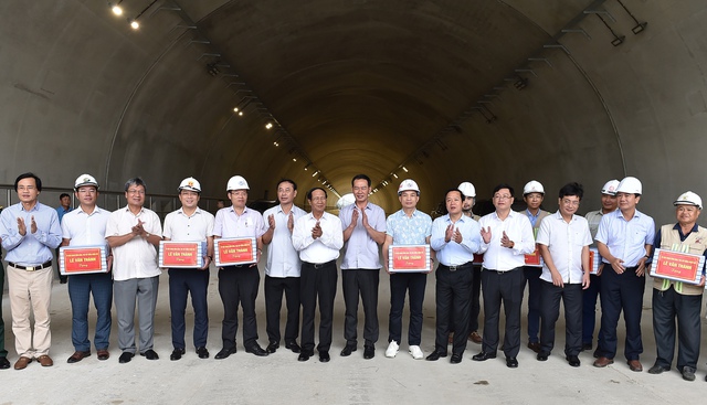 Phó Thủ tướng Lê Văn Thành kiểm tra thực địa các tuyến cao tốc sẽ thông xe trong năm 2022 - Ảnh 6.
