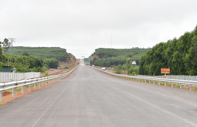 Phó Thủ tướng Lê Văn Thành kiểm tra thực địa các tuyến cao tốc sẽ thông xe trong năm 2022 - Ảnh 8.