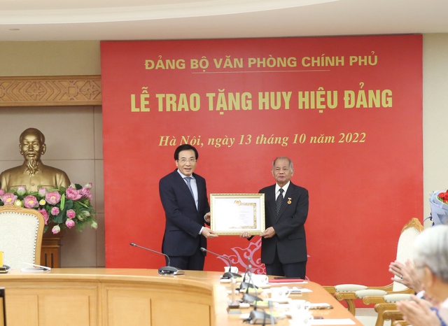 Trao tặng Huy hiệu Đảng cho 5 đảng viên của Đảng bộ VPCP - Ảnh 2.