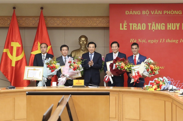 Trao tặng Huy hiệu Đảng cho 5 đảng viên của Đảng bộ VPCP - Ảnh 3.