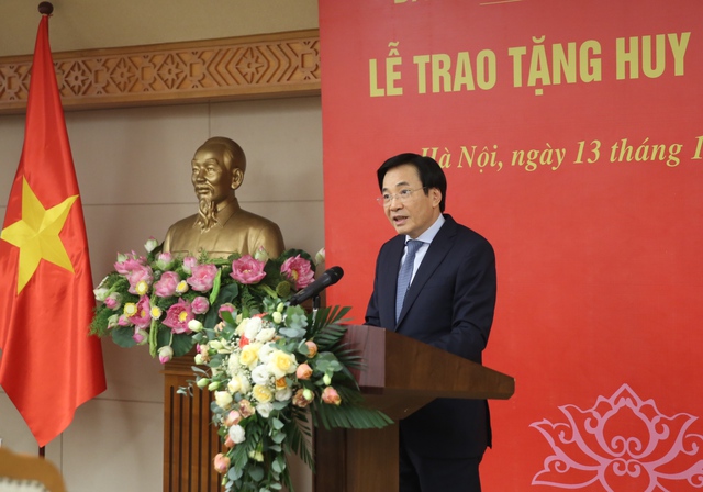 Trao tặng Huy hiệu Đảng cho 5 đảng viên của Đảng bộ VPCP - Ảnh 1.