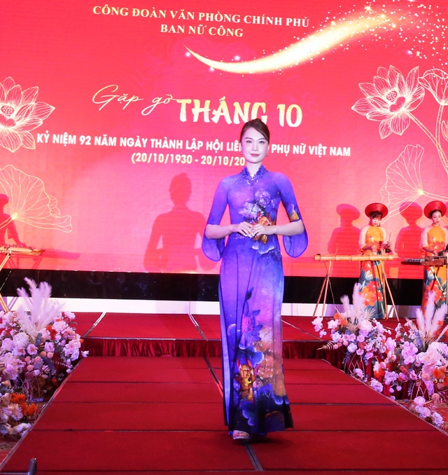 ‘Gặp gỡ Tháng 10’: Phụ nữ duyên dáng gắn liền với tà áo dài Việt - Ảnh 8.