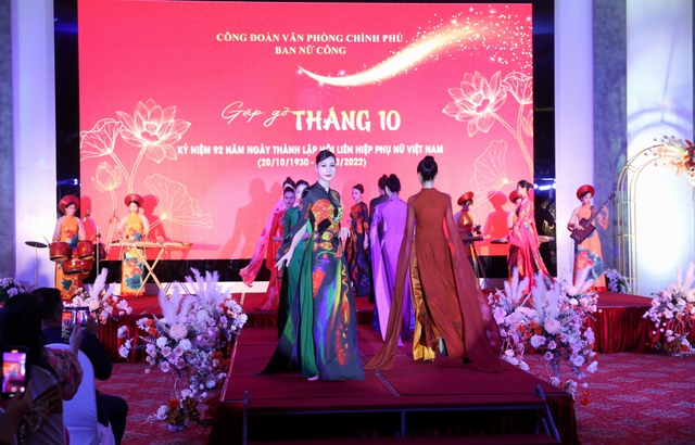 ‘Gặp gỡ Tháng 10’: Phụ nữ duyên dáng gắn liền với tà áo dài Việt - Ảnh 7.