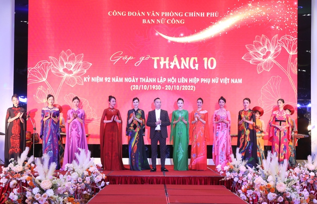 ‘Gặp gỡ Tháng 10’: Phụ nữ duyên dáng gắn liền với tà áo dài Việt - Ảnh 2.