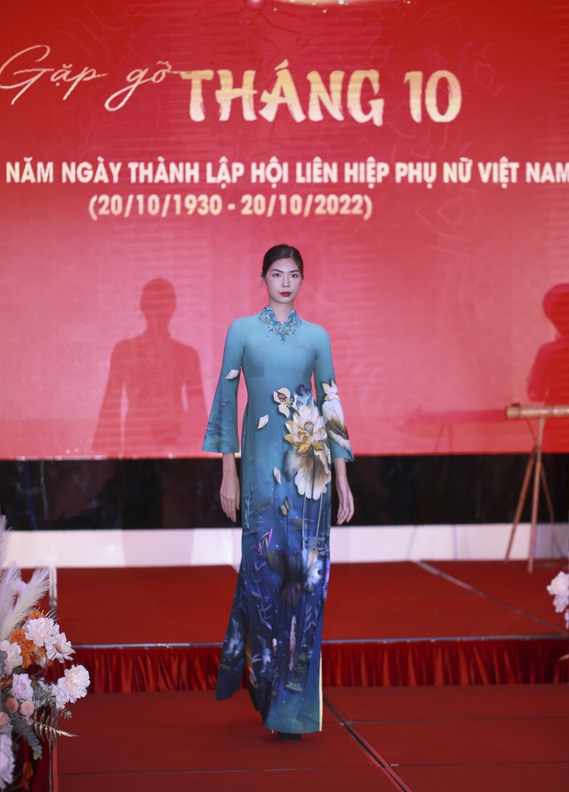 ‘Gặp gỡ Tháng 10’: Phụ nữ duyên dáng gắn liền với tà áo dài Việt - Ảnh 11.