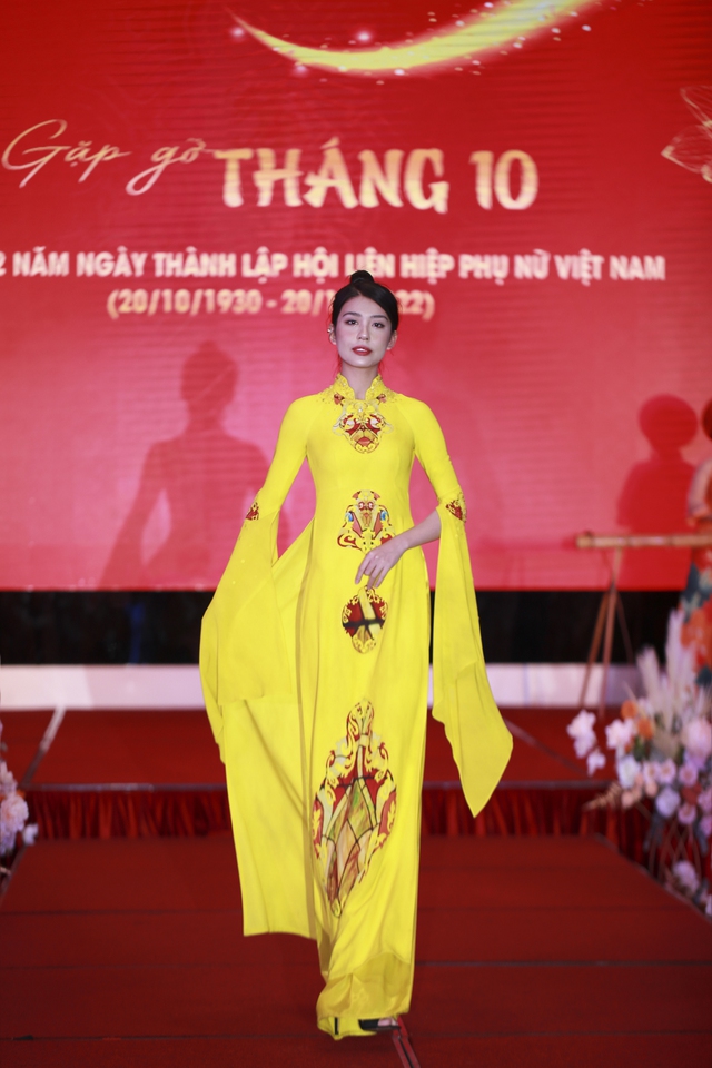 ‘Gặp gỡ Tháng 10’: Phụ nữ duyên dáng gắn liền với tà áo dài Việt - Ảnh 10.