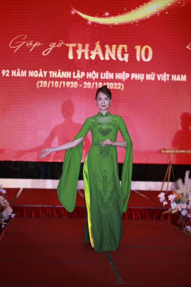 ‘Gặp gỡ Tháng 10’: Phụ nữ duyên dáng gắn liền với tà áo dài Việt - Ảnh 9.