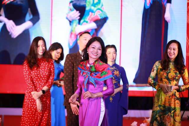 ‘Gặp gỡ Tháng 10’: Phụ nữ duyên dáng gắn liền với tà áo dài Việt - Ảnh 13.