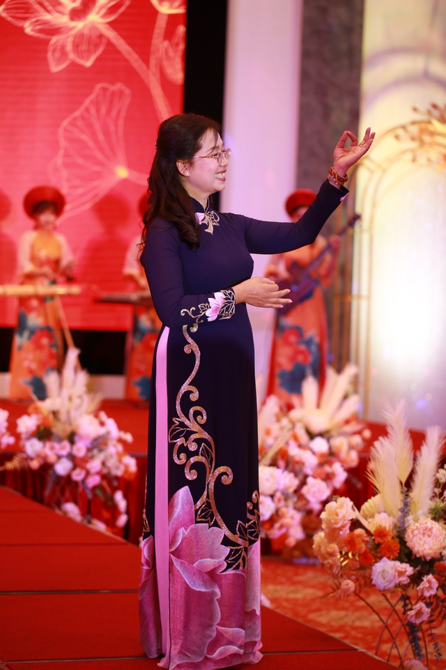 ‘Gặp gỡ Tháng 10’: Phụ nữ duyên dáng gắn liền với tà áo dài Việt - Ảnh 15.