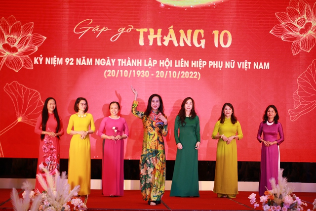 ‘Gặp gỡ Tháng 10’: Phụ nữ duyên dáng gắn liền với tà áo dài Việt - Ảnh 12.