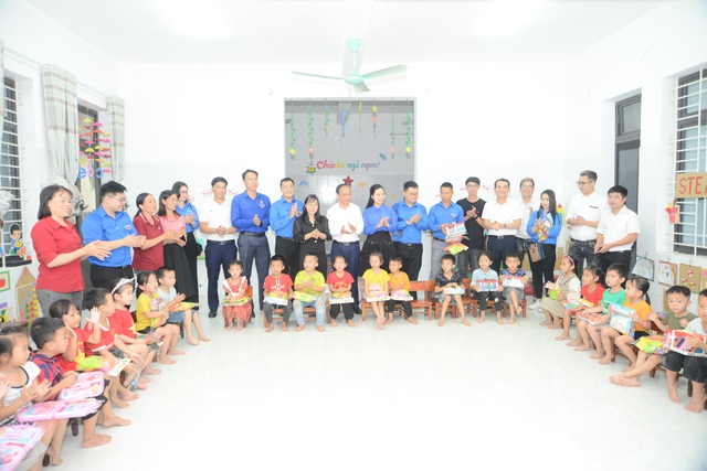 Đoàn Thanh niên VPCP tặng quà cô trò trường mầm non tại Hà Tĩnh - Ảnh 3.