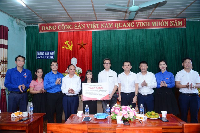 Đoàn Thanh niên VPCP tặng quà cô trò trường mầm non tại Hà Tĩnh - Ảnh 1.