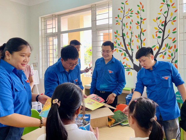 Đoàn Thanh niên VPCP trao tặng quà tới học sinh vùng khó khăn tỉnh Quảng Ninh - Ảnh 2.