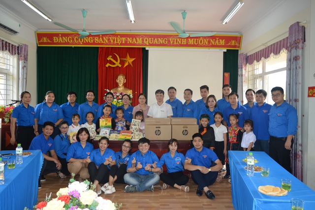 Đoàn Thanh niên VPCP trao tặng quà tới học sinh vùng khó khăn tỉnh Quảng Ninh - Ảnh 1.