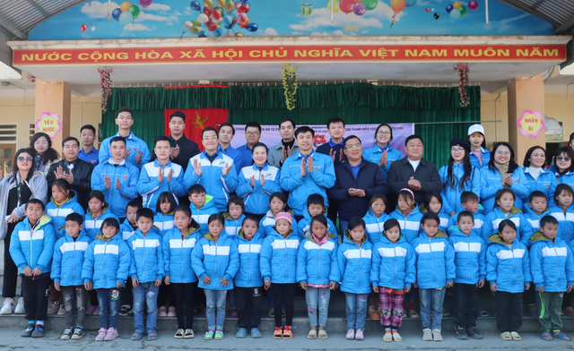 Đoàn Thanh niên VPCP mang Tết đến người dân và học sinh nghèo Hà Giang - Ảnh 1.