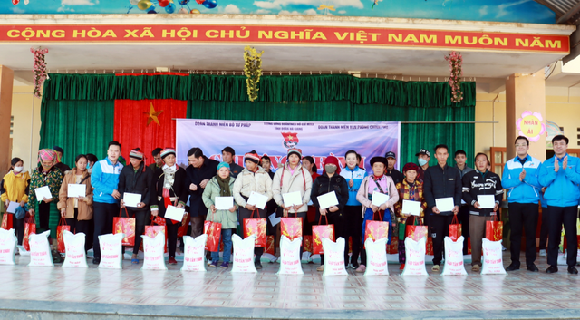 Đoàn Thanh niên VPCP mang Tết đến người dân và học sinh nghèo Hà Giang - Ảnh 2.